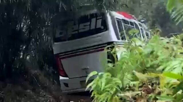 Tanah Longsor Tutup Akses dan Timpa Rumah Warga,Jalur Pekalongan - Banjarnegara Putus Sementara