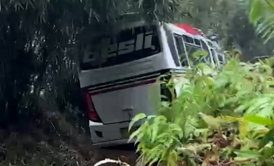 Tanah Longsor Tutup Akses dan Timpa Rumah Warga,Jalur Pekalongan - Banjarnegara Putus Sementara