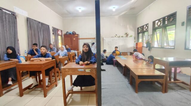 Kekurangan Kelas, SLB Negeri Batang Sekat Ruangan Untuk Kegiatan Belajar