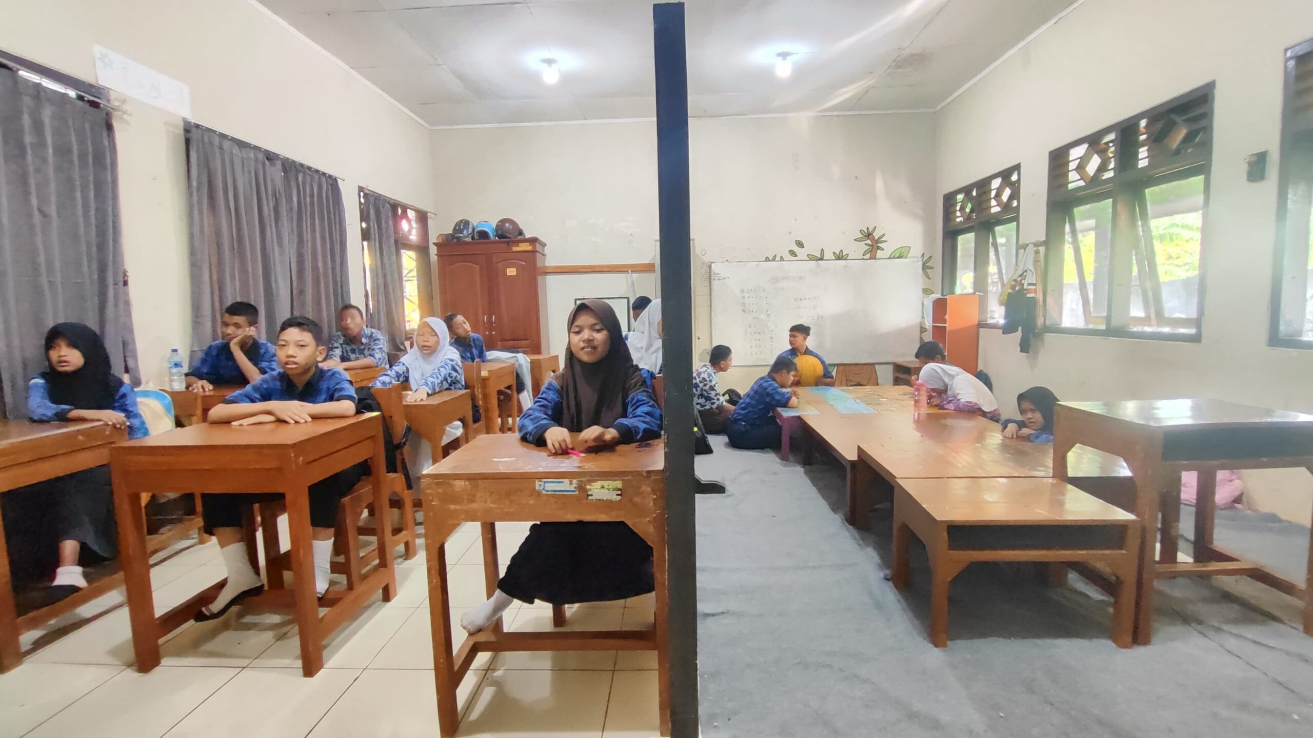 Kekurangan Kelas, SLB Negeri Batang Sekat Ruangan Untuk Kegiatan Belajar