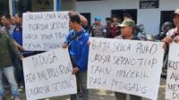 Puluhan Massa dan Ormas Demo di Depan Kantor KPBS Kota Pekalongan, Mempersoalkan Adanya Dugaan Jual Beli Kios di Pasar Grosir Batik Setono