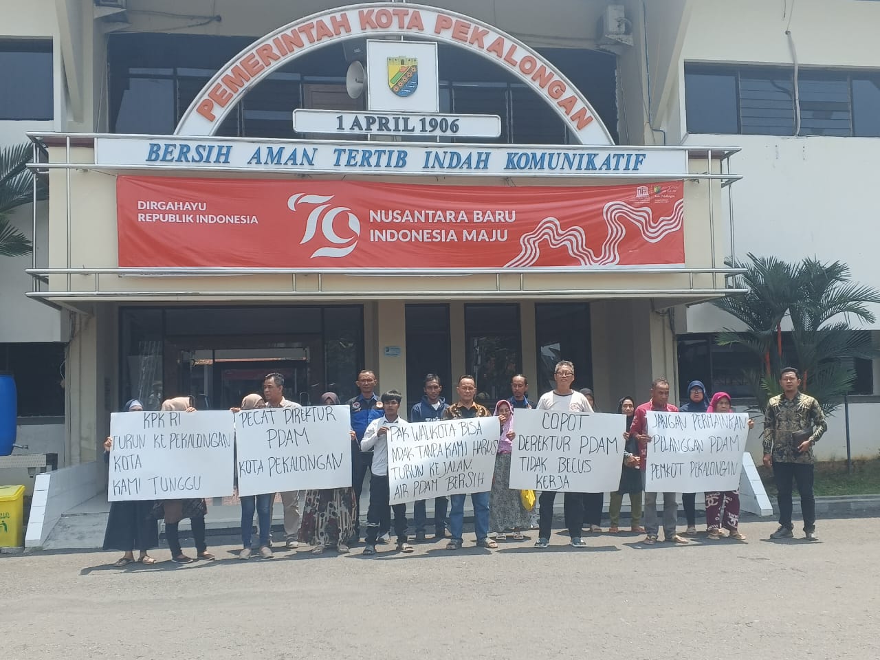 Kecewa Air Kotor Belasan Pelanggan PDAM Kota Pekalongan Datangi Kantor Walikota didampangi LBH Adhiyaksa