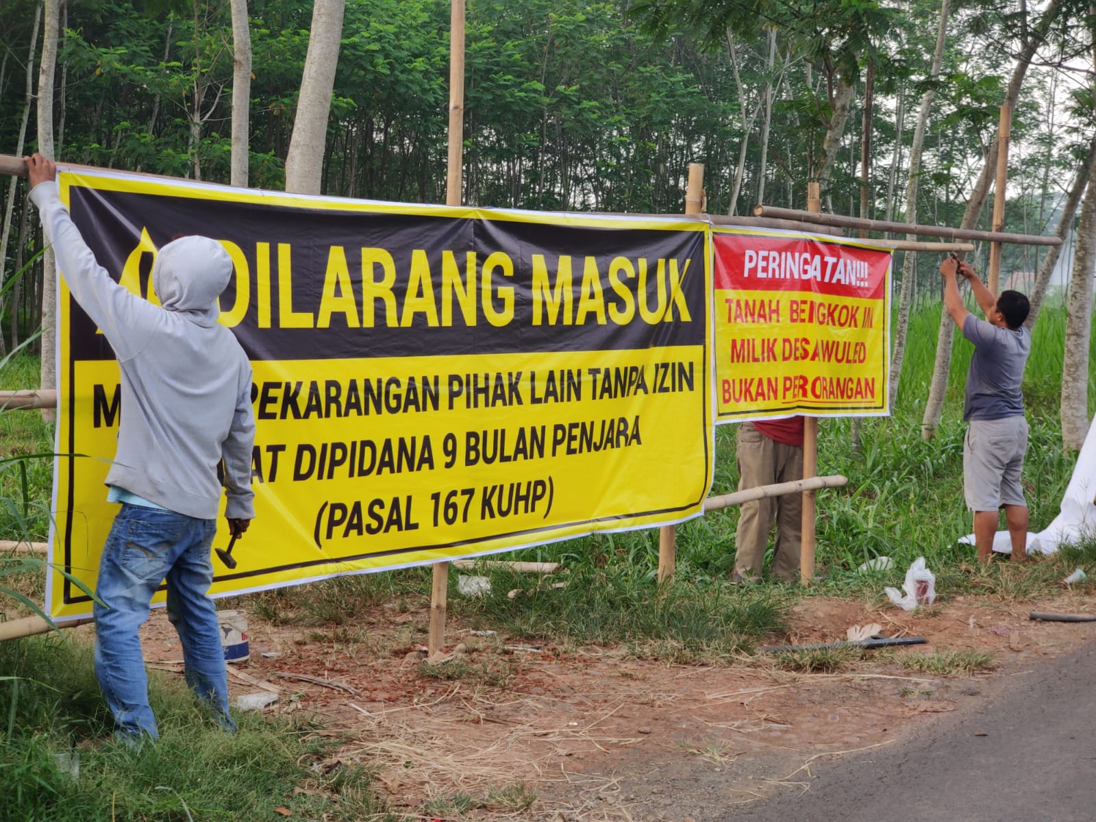 Bentuk Perlawanan Terhadap Kepala Desa, Warga Wuled Tutup Akses Jalan Tanah Bengkok yang digunakan Jalan Kavling Milik Oknum Perangkat