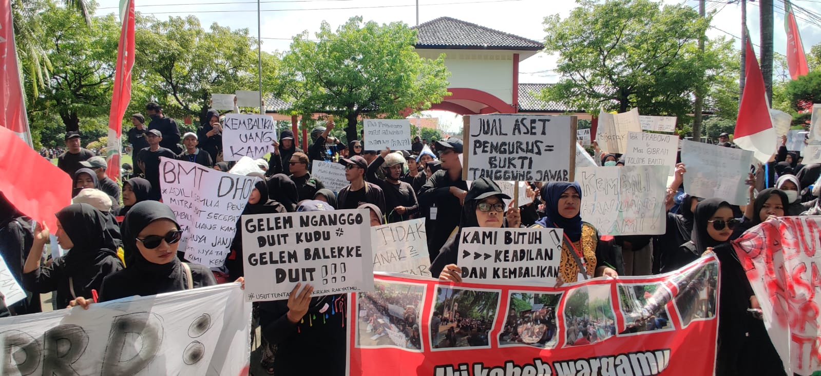 Ribuan Nasabah Korban BMT Mitra Umat di Kota Pekalongan Kembali Melakukan Aksi Berunjuk Rasa di Depan Kantor DPRD