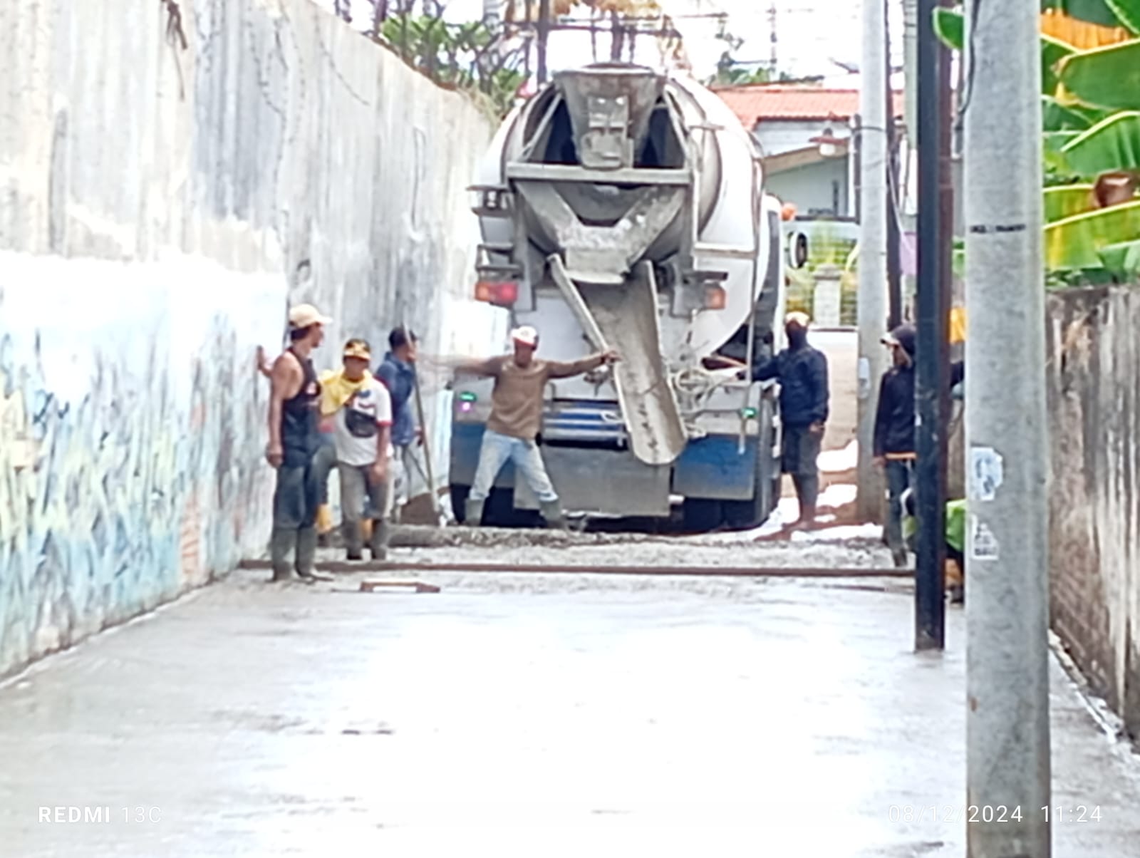 Warga Asal Tirto Kota Pekalongan Perbaiki Jalan Pakai Uang Pribadi