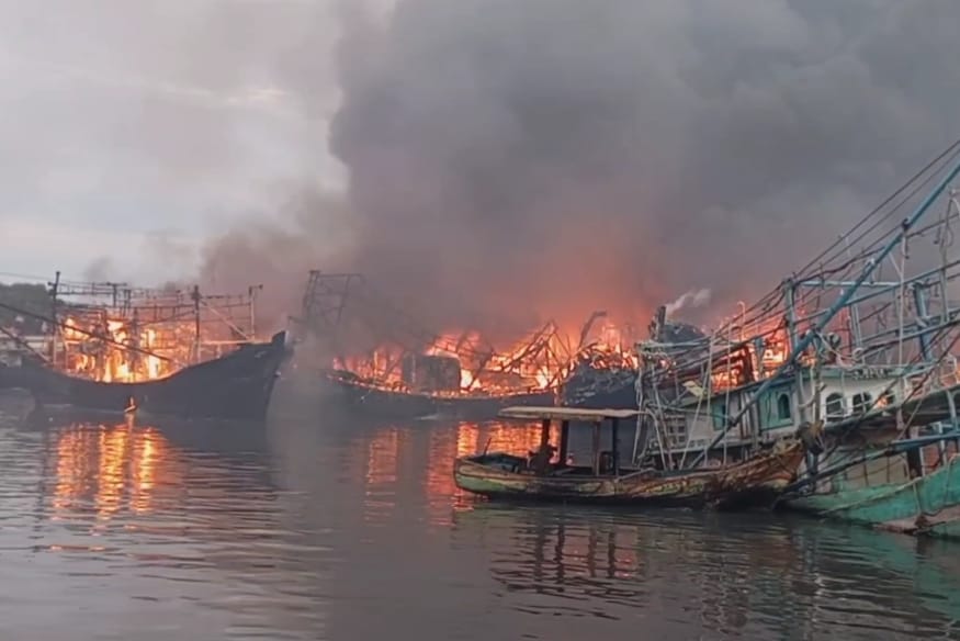 Puluhan Kapal Ikan di Pelabuhan Tegal Terbakar